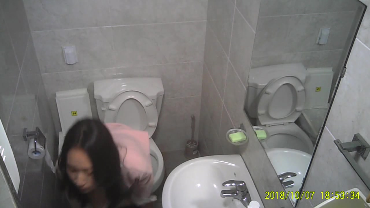 amateurs fuck at city toilet