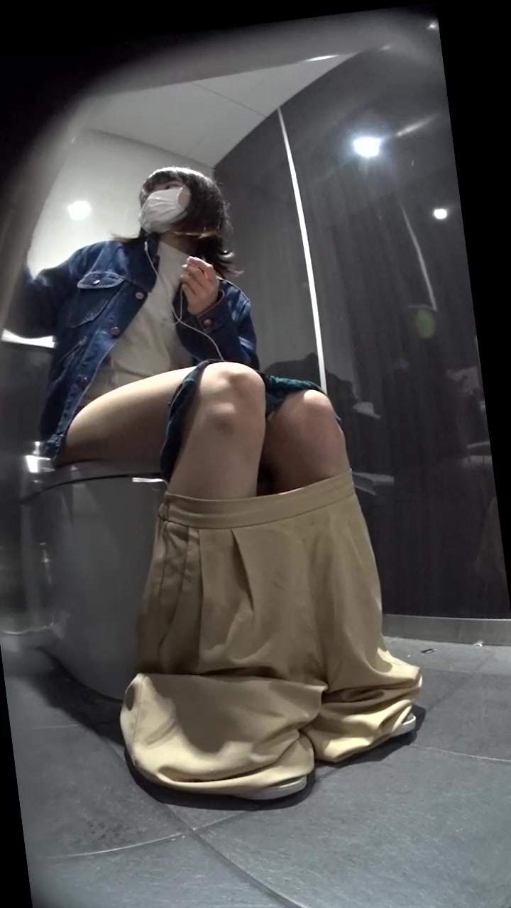Girl toilet peeing mall 2 pic