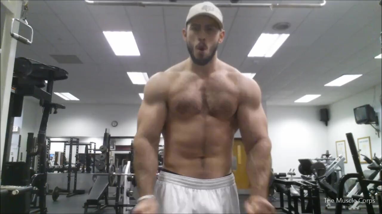 Alec in a gym - ThisVid.com