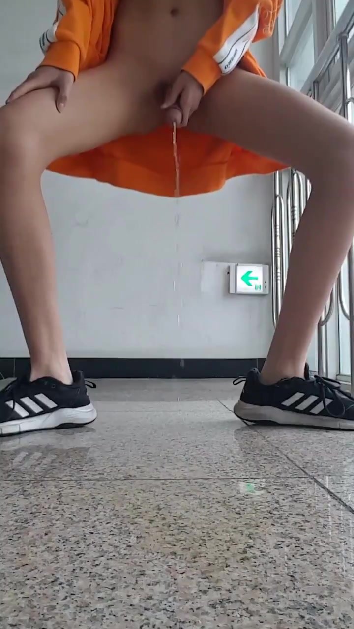 Korean student pissing on a building floor - ThisVid.com em inglês