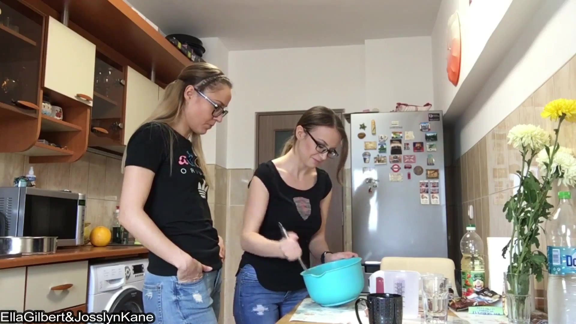 2 Girls Kitchen Porn - Joint shit cooking - ThisVid.com