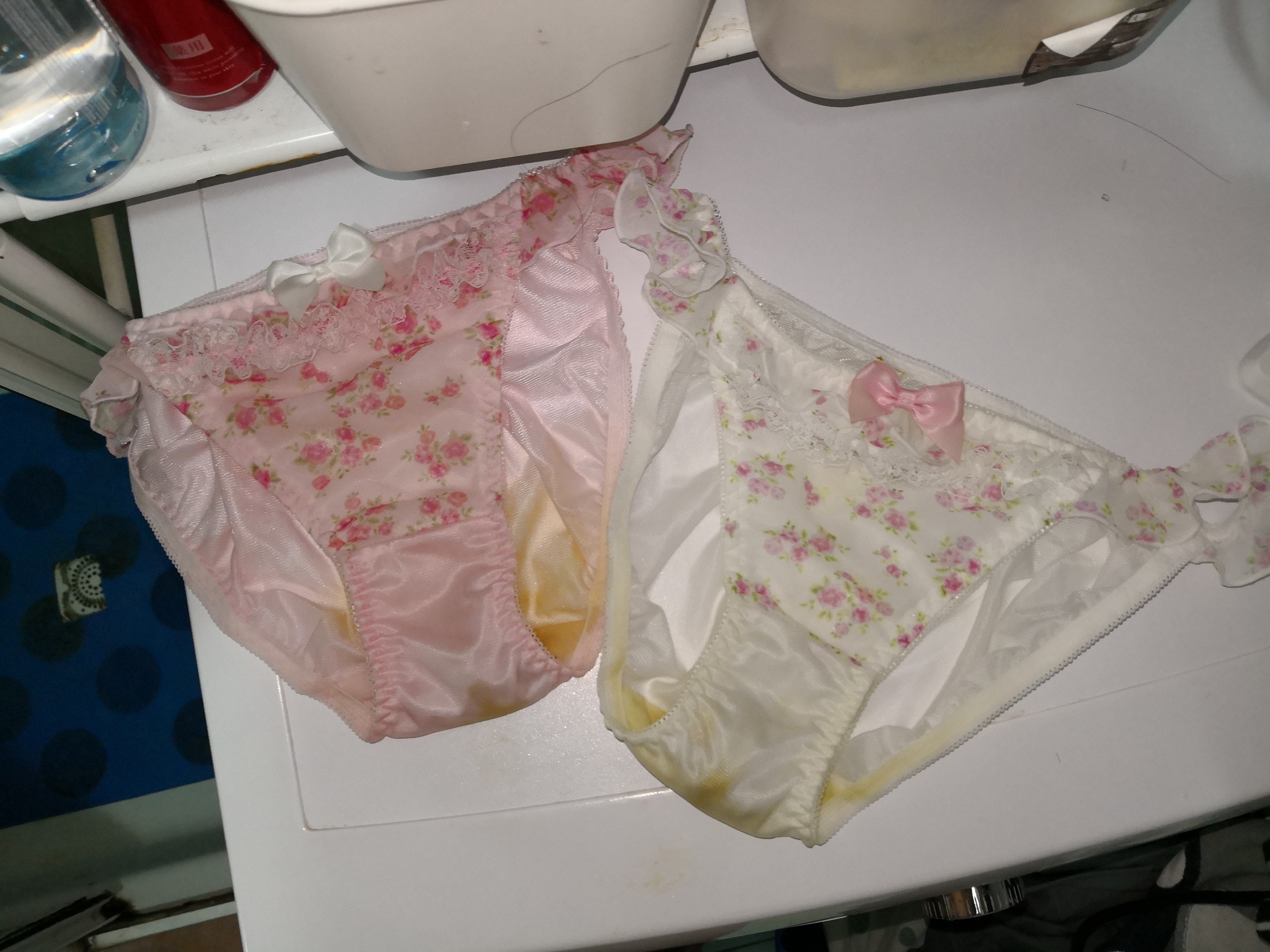 A LOVELY FLOWER PATTERN PANTIES WITH A BIG SHIT - ThisVid.com en anglais