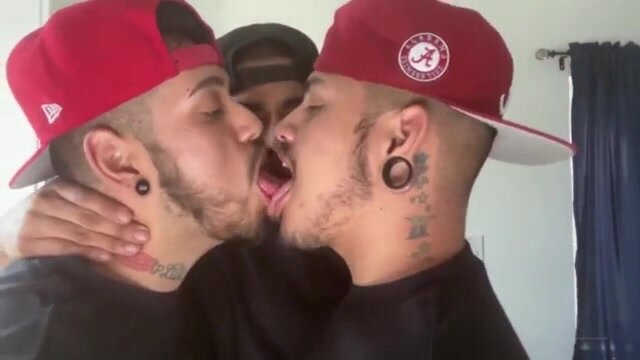 Threesome tongue kissing - ThisVid.com