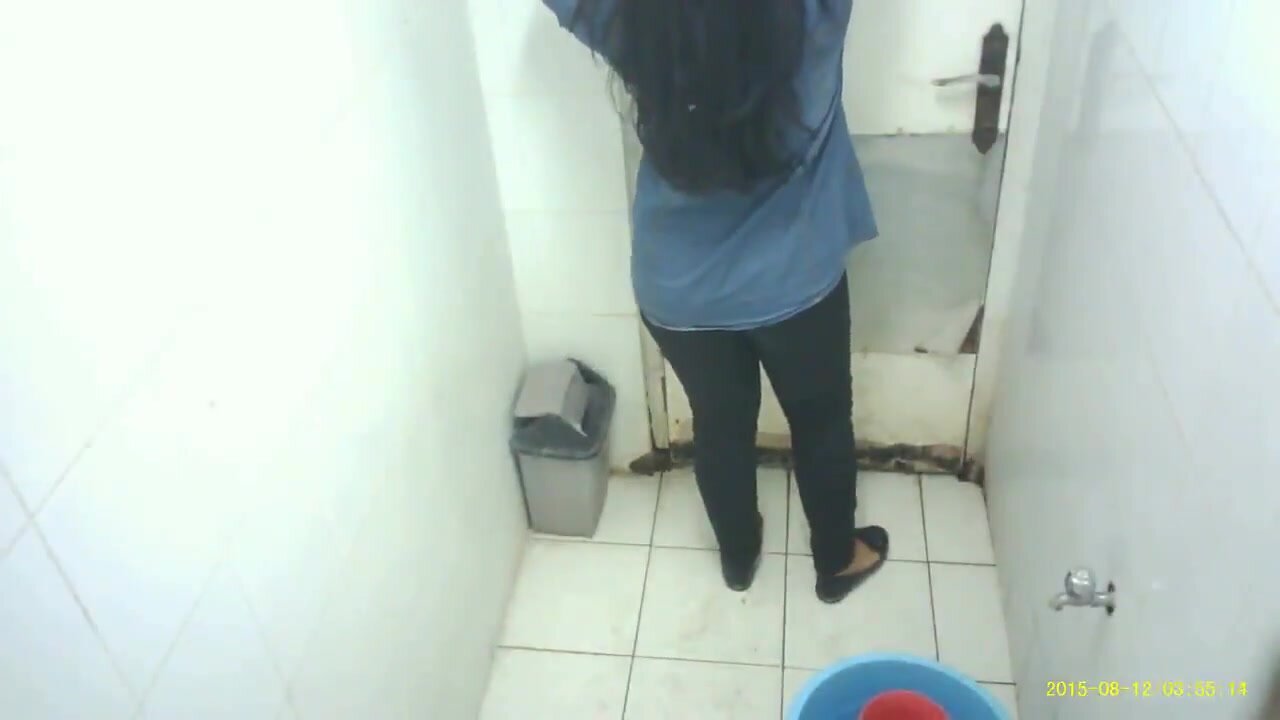 Indian Porn Wc - Indian girl caught peeing in toilet - ThisVid.com