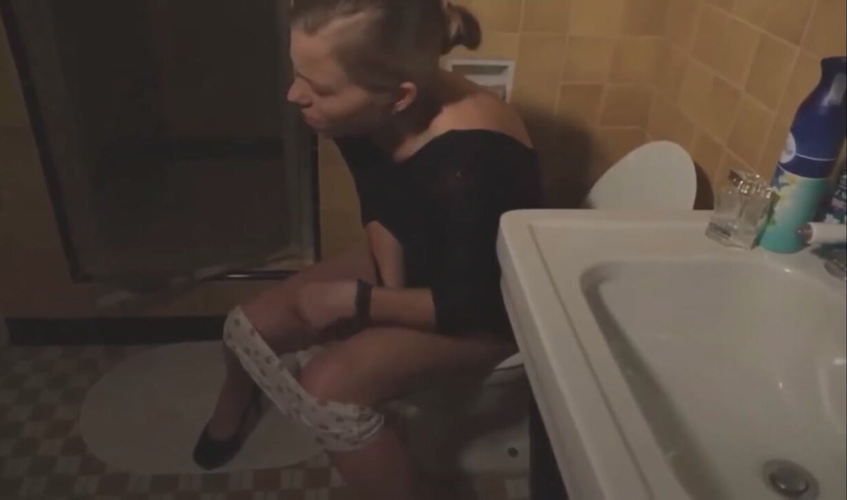 Cute girl pooping on toilet before date ThisVid com 