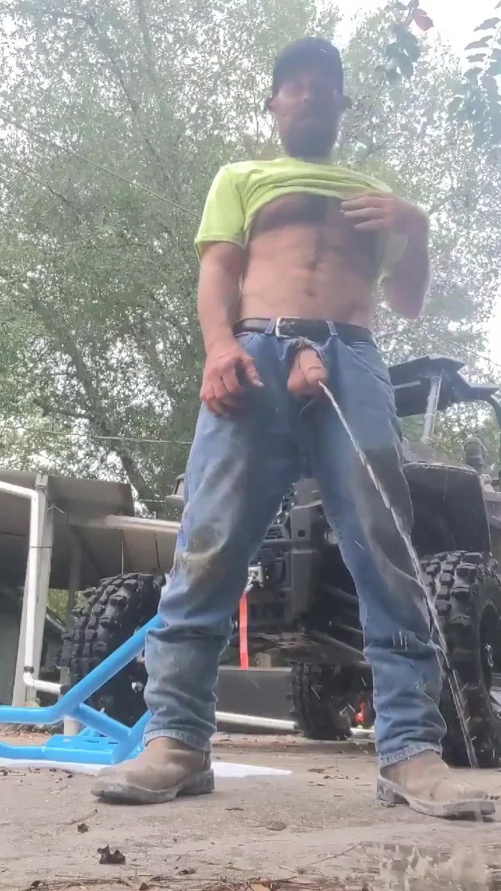 GAY REDNECK DADDY PISSING OUTSIDE 3 ThisVid