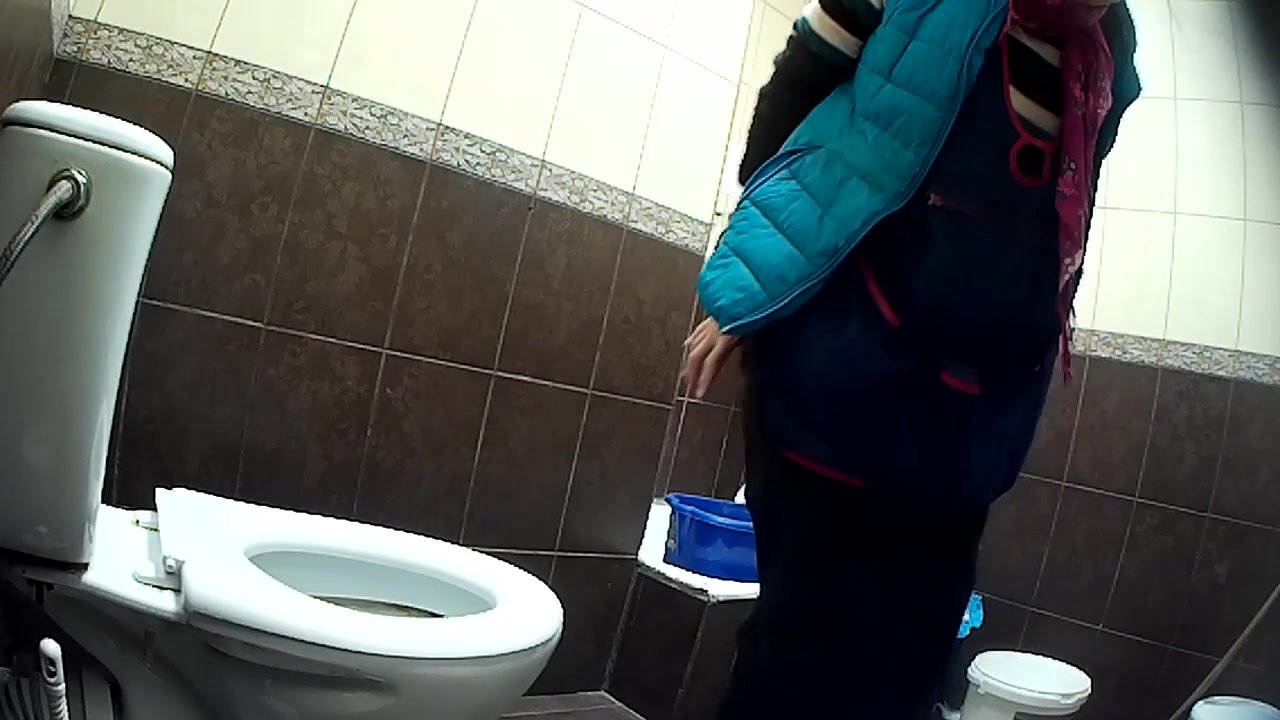 Voyeur pooping - video 16 image