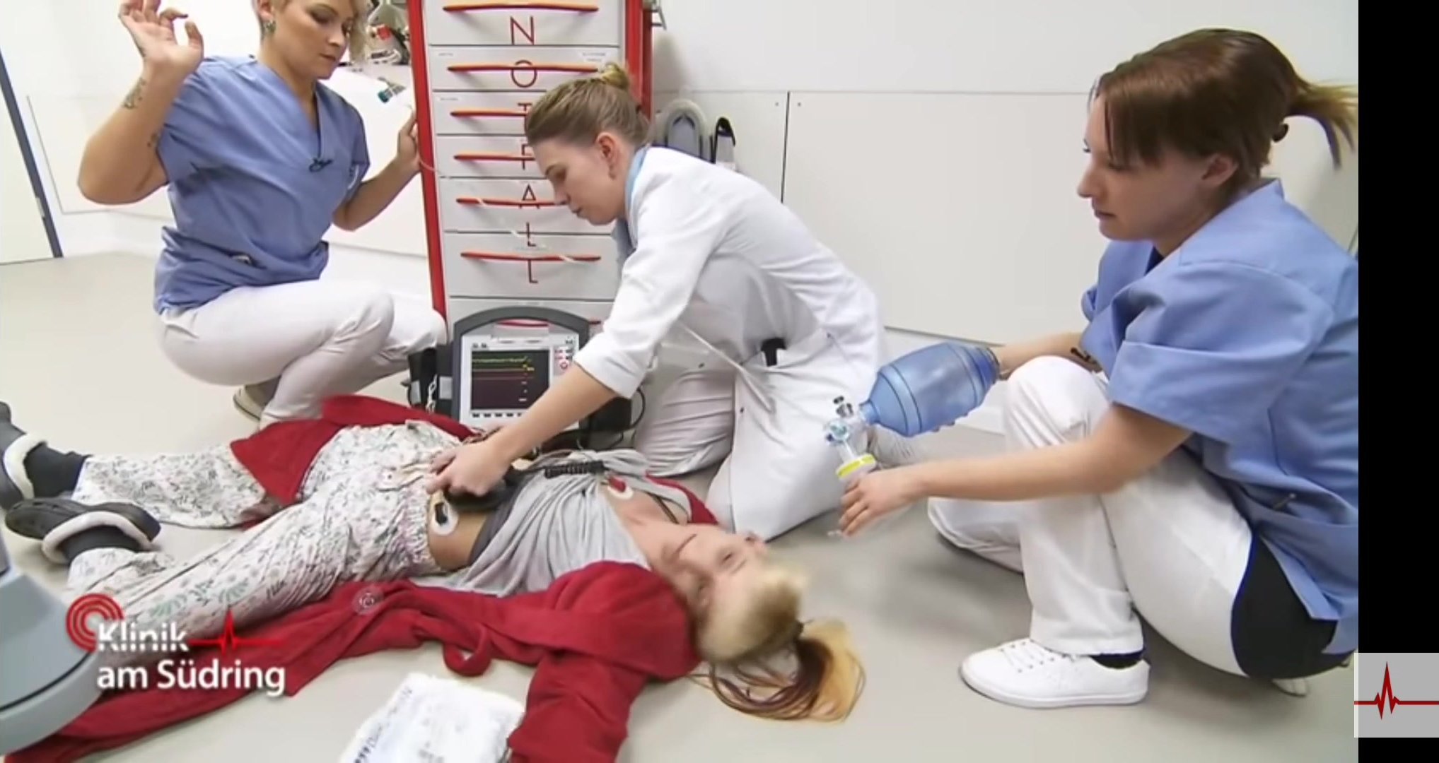 CPR on woman in hospital - ThisVid.com