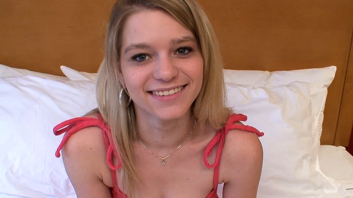 Deaf teenager makes her first porn - ThisVid.com