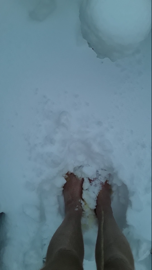 Snow Russia Naked And Barefoot - Watering my feet while standing in snow, 12/12/2020 - ThisVid.com
