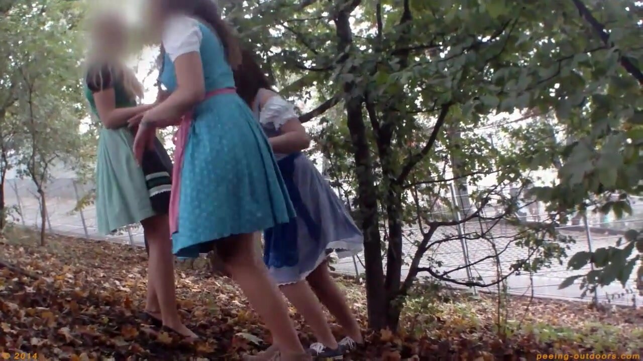 girls outside pee wife swaping