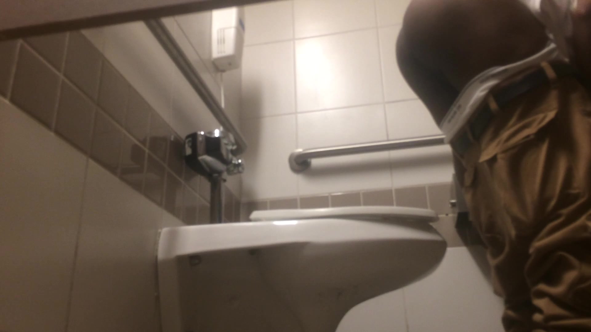 Spy cam in public toilet - video 3 pic