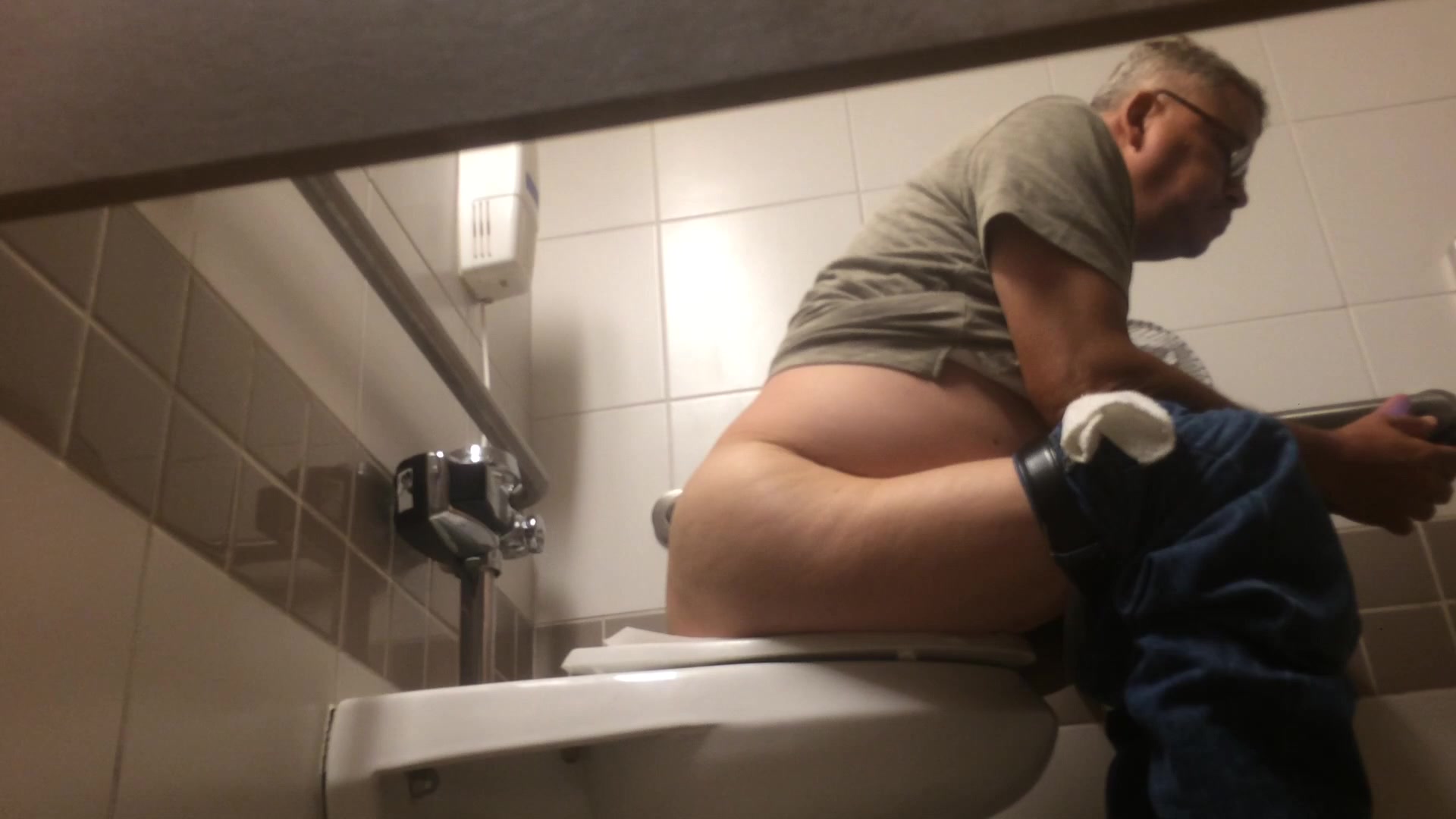 Spy cam in public toilet - video 4 hq image