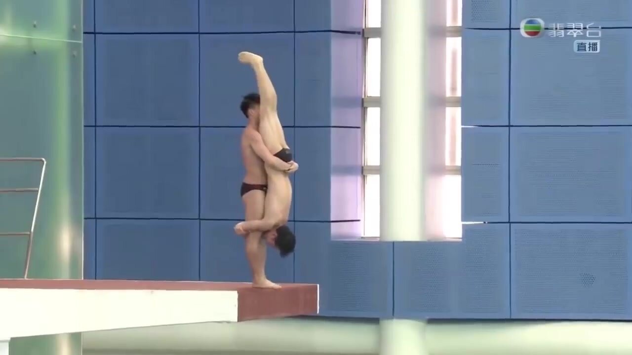 Chinese diver feels teammate big bulge (1:00) - ThisVid.com em inglês