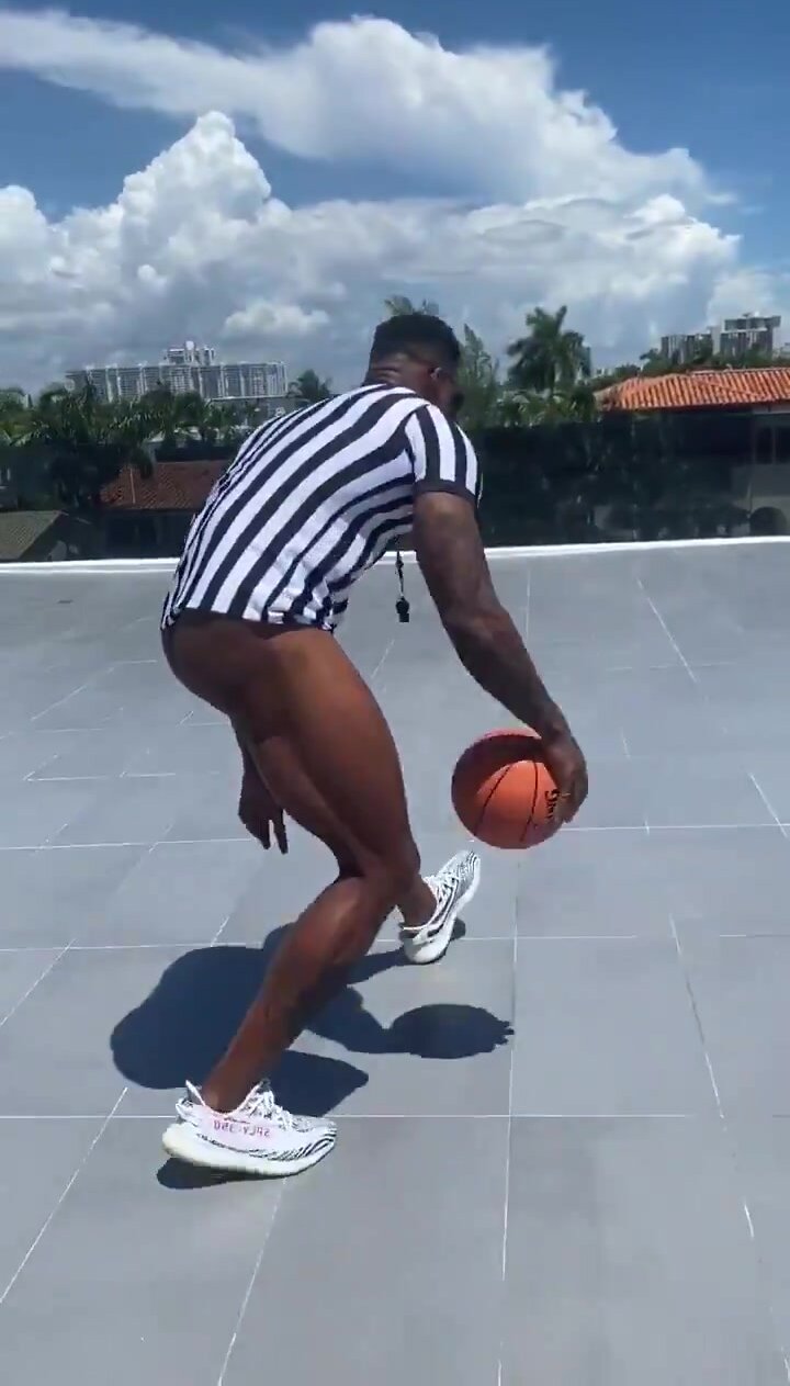 Playing basketball - ThisVid.com 中文