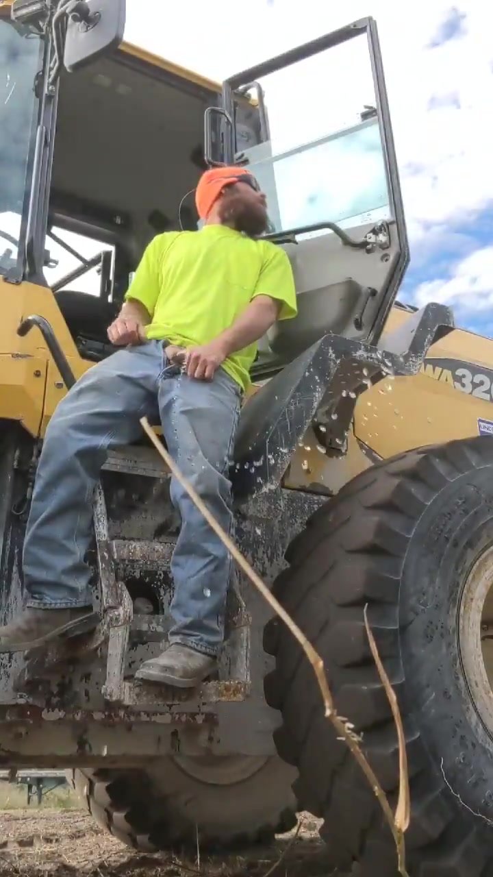 GAY REDNECK DADDY PISSING OUTSIDE 19 ThisVid