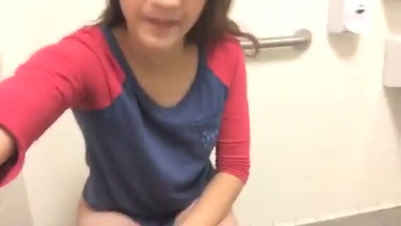 Girl pooping and farting at public toilet - ThisVid.com