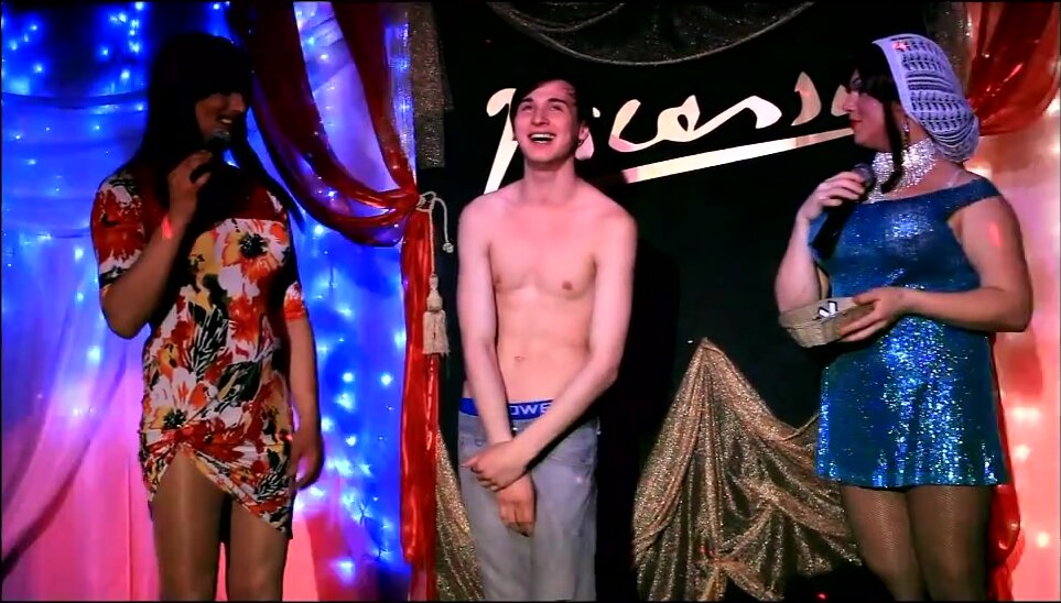 Guy plays a strip game with drag queens - ThisVid.com