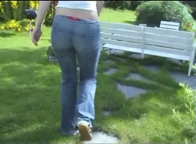 Snuppa Pees Her Jeans