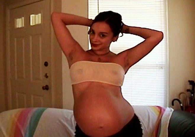 Pregnant amateur flashes her sexy body image