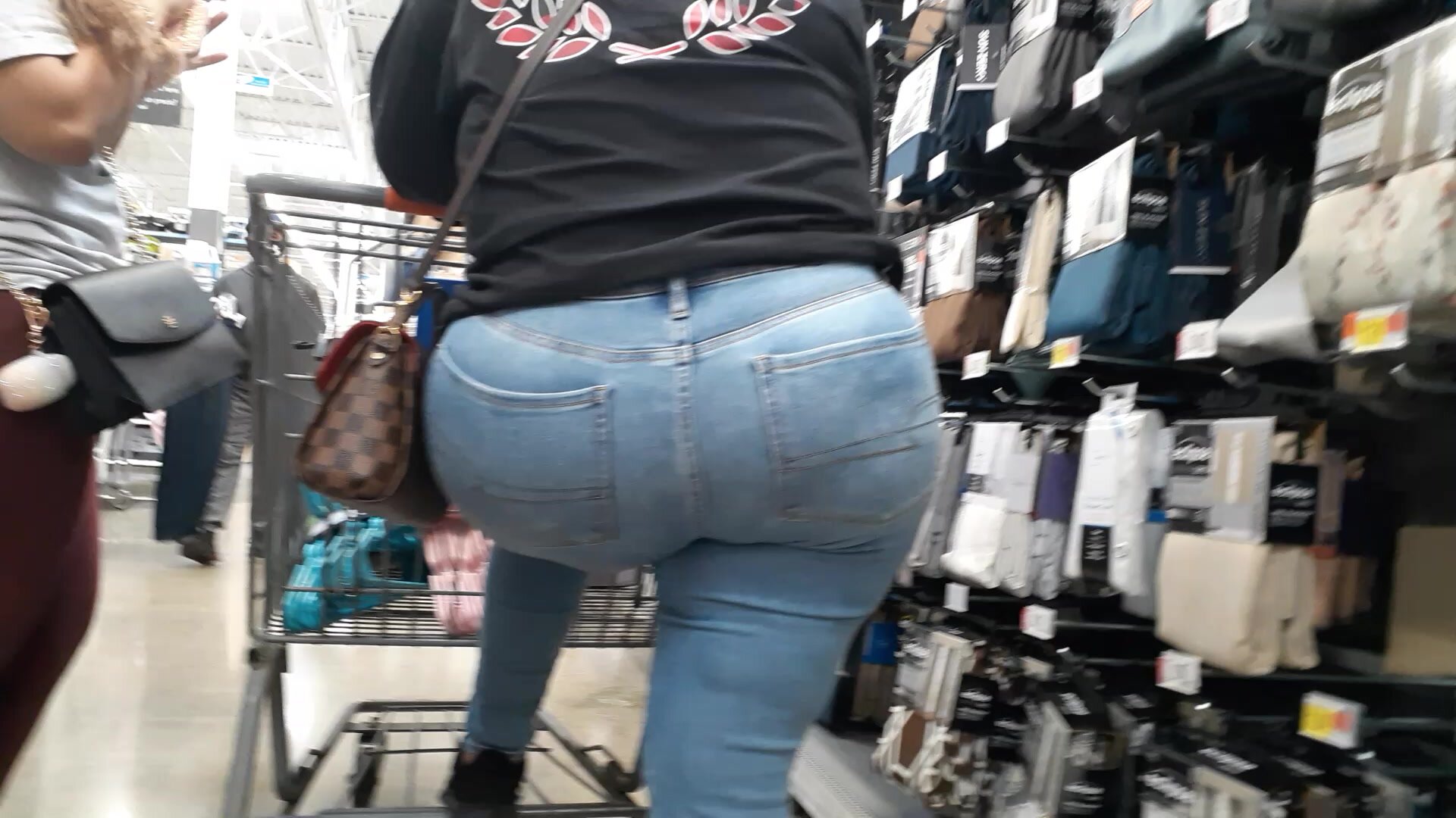 Thick candid milf booty