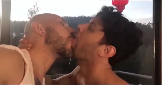 Spit Kissing - A hot spit kiss - ThisVid.com