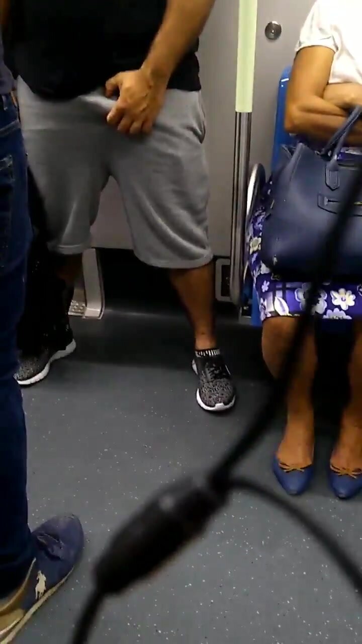 Atiçando Com o Pau Duro No Metrô - Playing with hard cock in the Metro -  ThisVid.com auf Deutsch