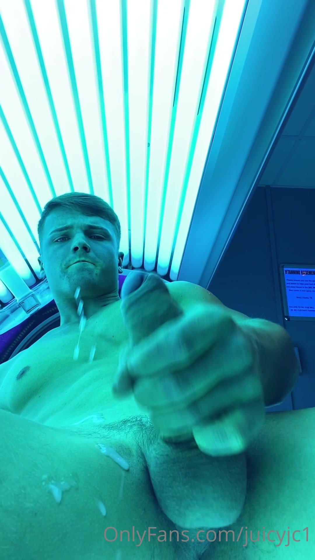 Blonde Hunk Jerking on Tanning Bed - ThisVid.com