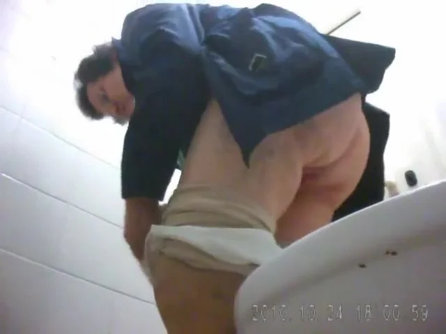Fat Granny Pee Pee - Fat granny goes pee in the clinic restroom - pissing porn at ...