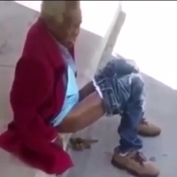 Homeless Old Black Lady takes big shit on street - ThisVid.com
