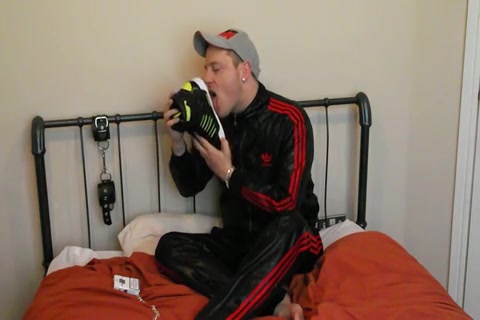 How to lick sneakers - incredibly hot video