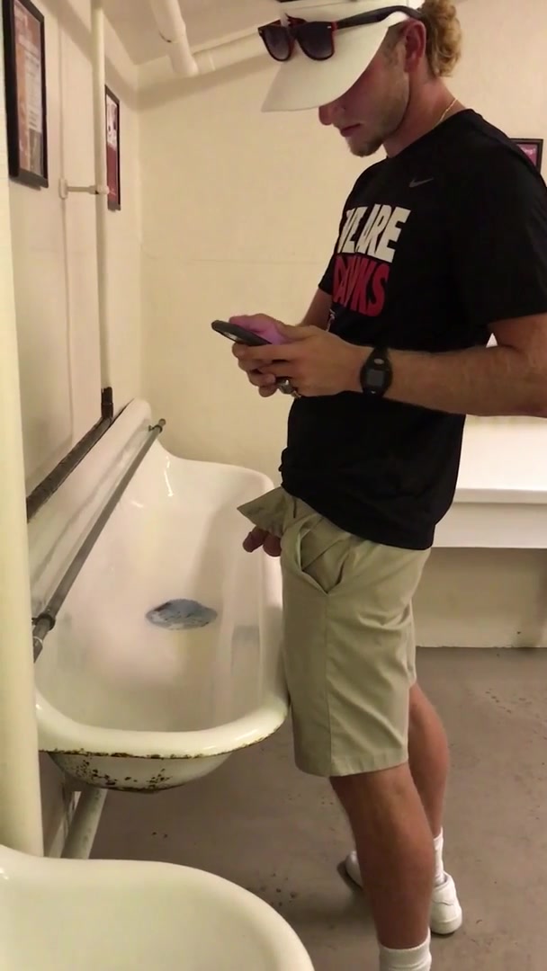 Male Piss Places - Sexy Man Pissing - ThisVid.com