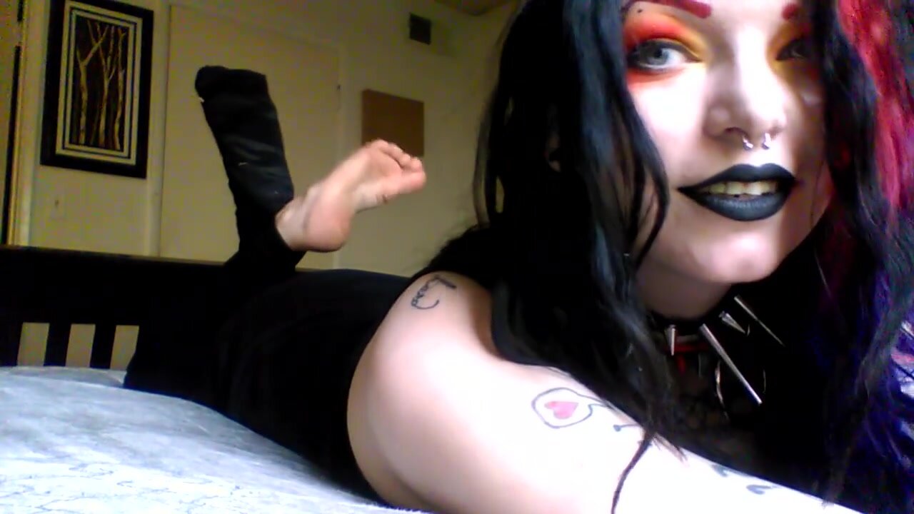 Weird Goth Porn - Teen goth babe shows off her feet - ThisVid.com