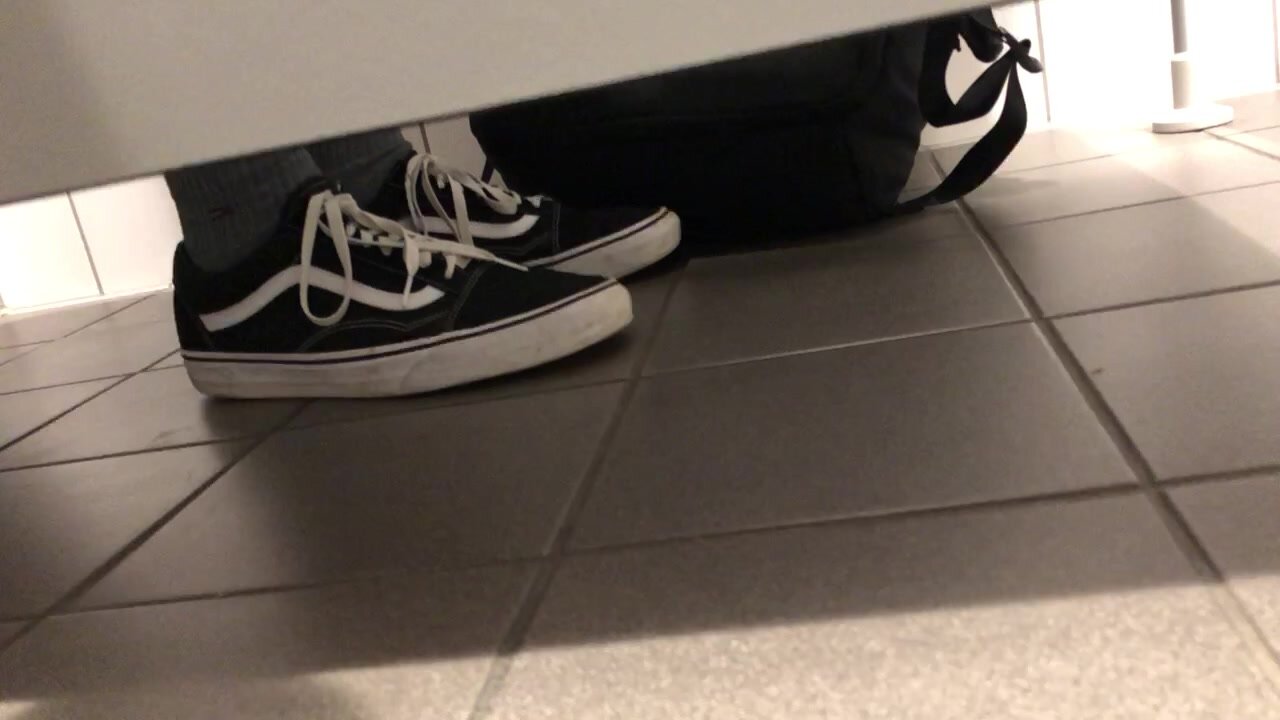 Student plopping at uni toilet - ThisVid.com