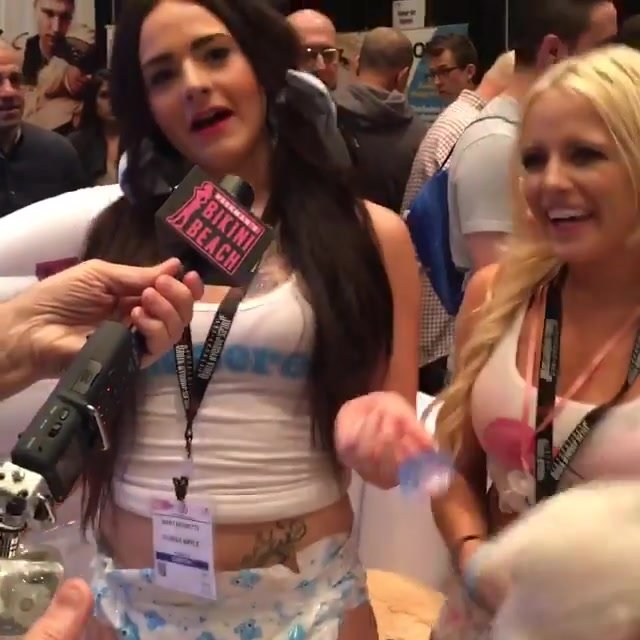 Porn Convention - Girls promiting diapers at porn convention - ThisVid.com