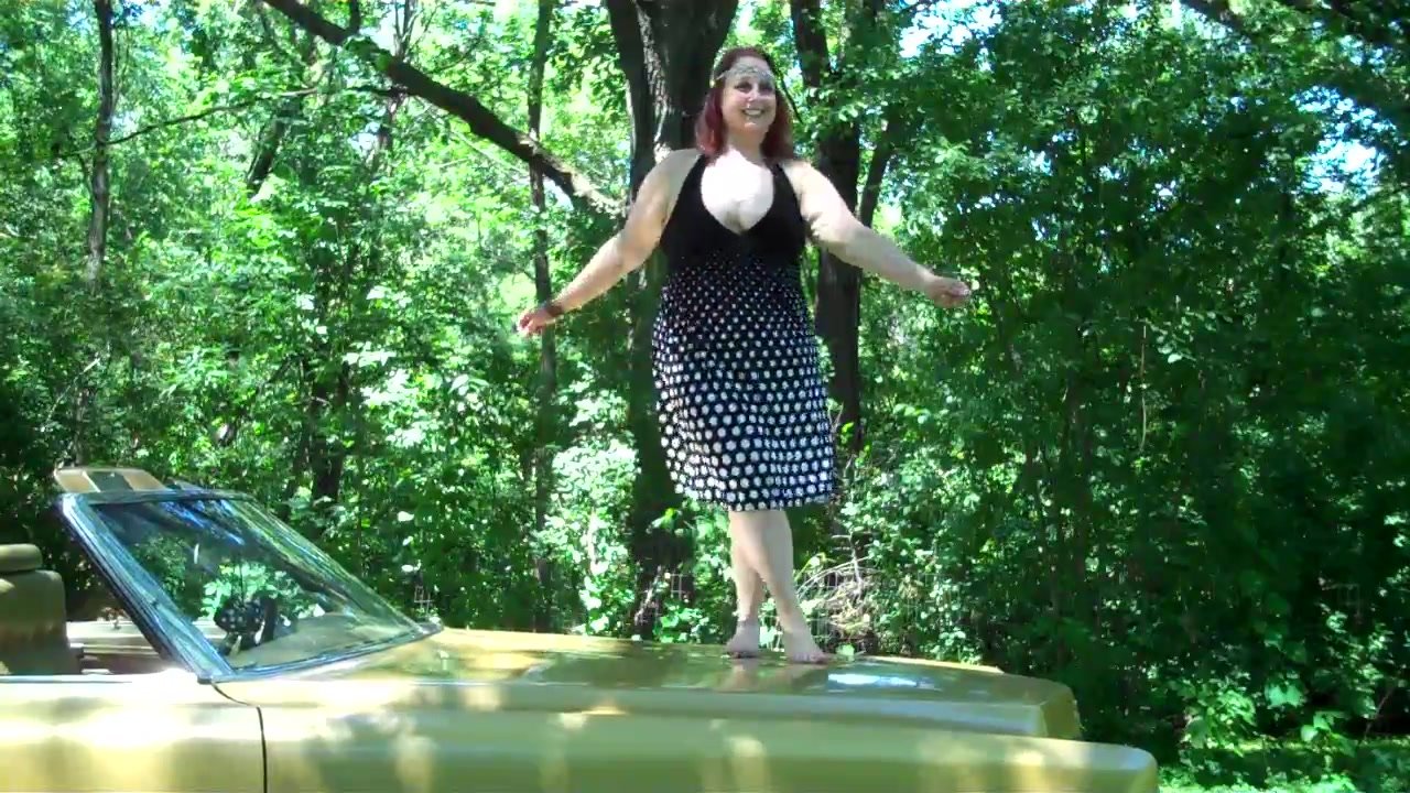 Big girl dancing barefoot on car hood - ThisVid.com