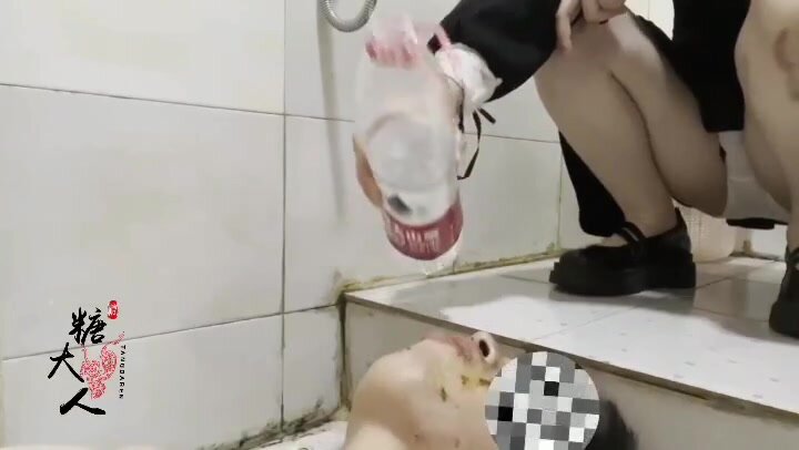JK萝莉黄金拉在嘴里 想呕 强迫吃进去 JK girl forces men to eat shit - ThisVid.com
