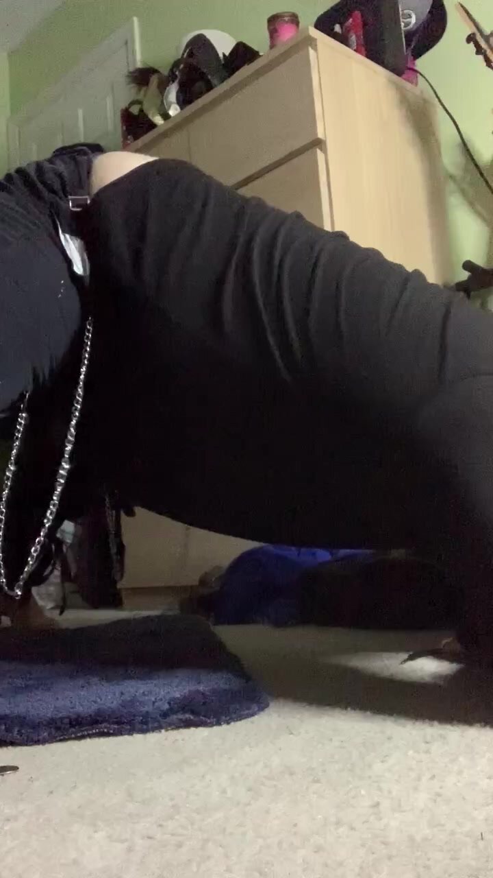 Demon Poses - Demon pisses in jacko pose - ThisVid.com