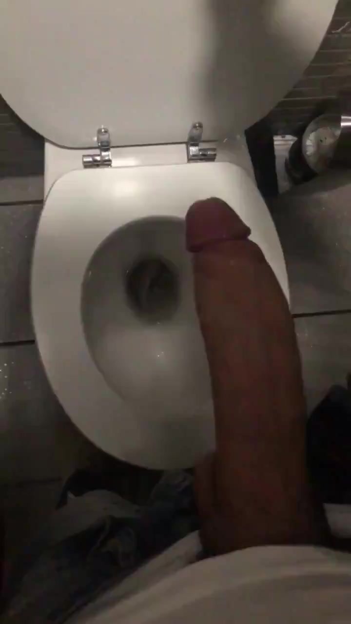 Hung guy blowing his load in cubicle - ThisVid.com