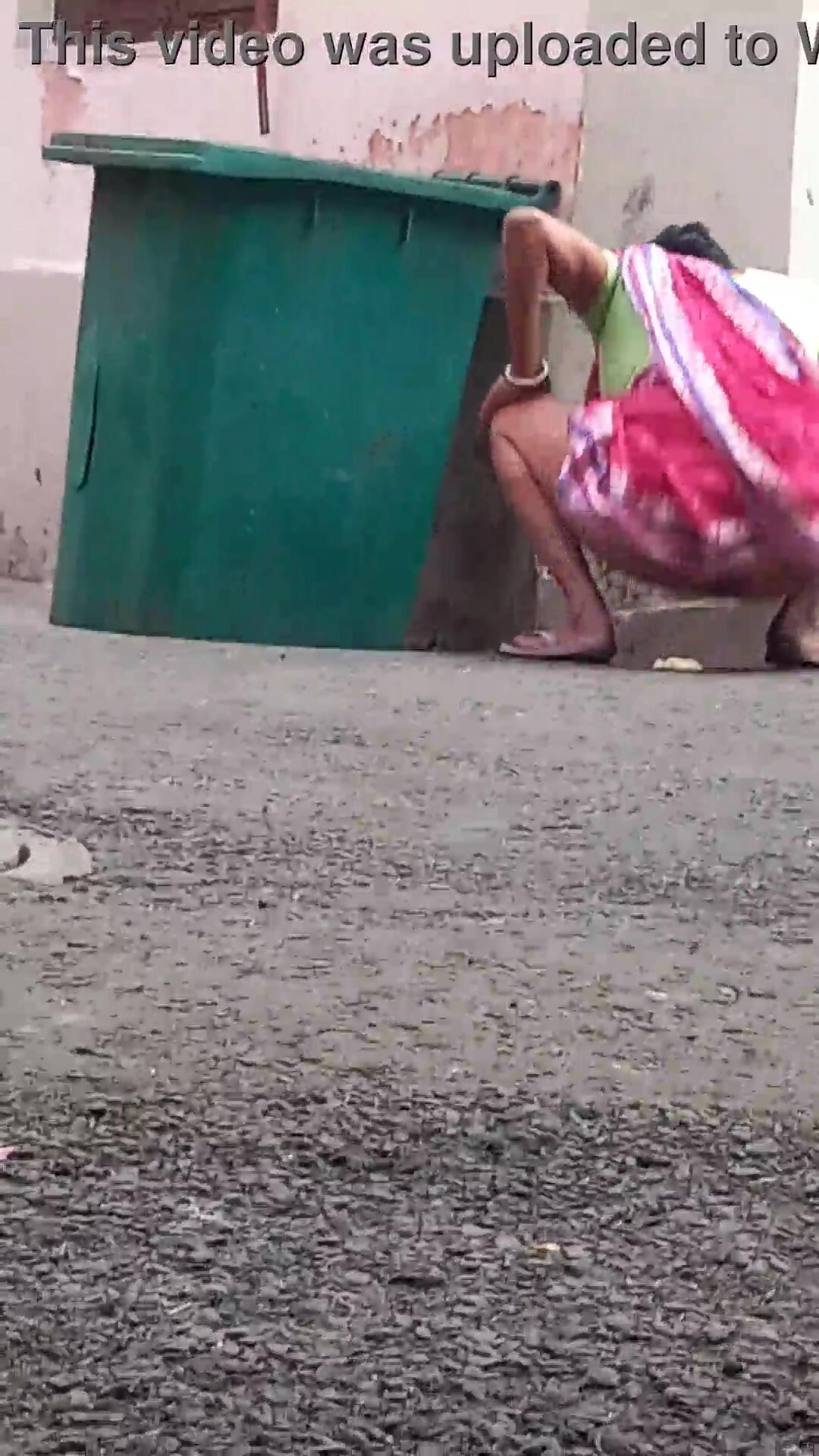 Desi aunty caught peeing outdoor - ThisVid.com En español