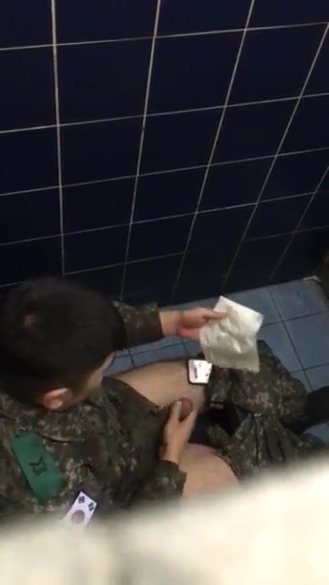 Korean Military Gay Porn - Korean Soldier JO in Toilet - video 3 - ThisVid.com