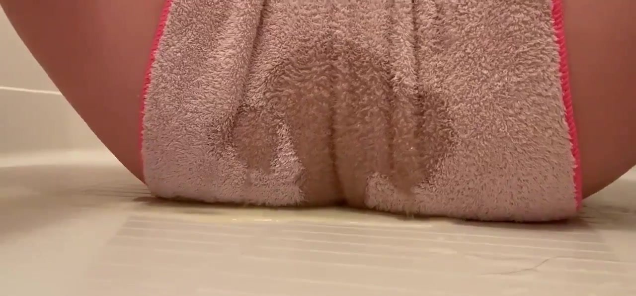 Towel Wetting - Pissing in a towel 2/homemade diaper - ThisVid.com
