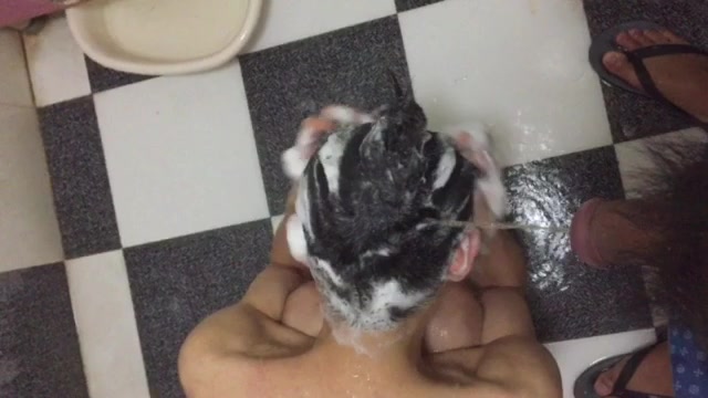 Pissing on hair - ThisVid.com
