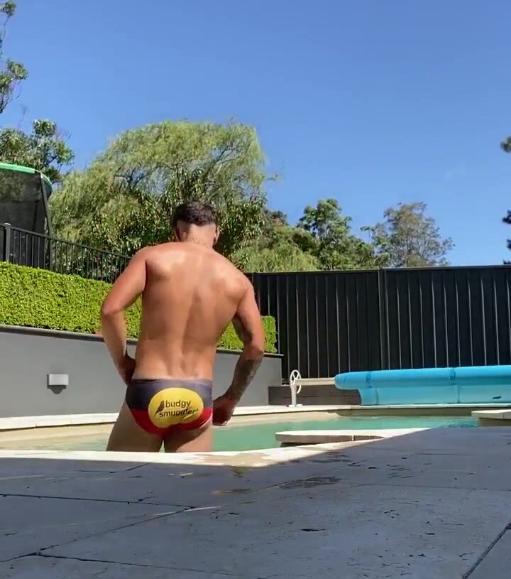 Naked pool man - ThisVid.com
