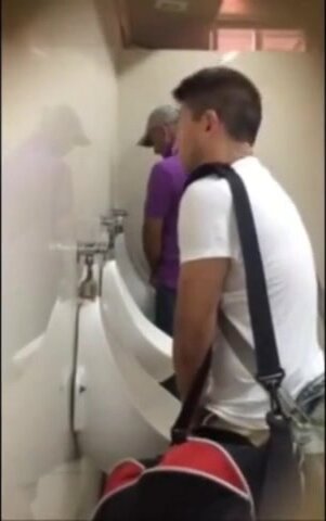 Busy urinal spy - ThisVid.com