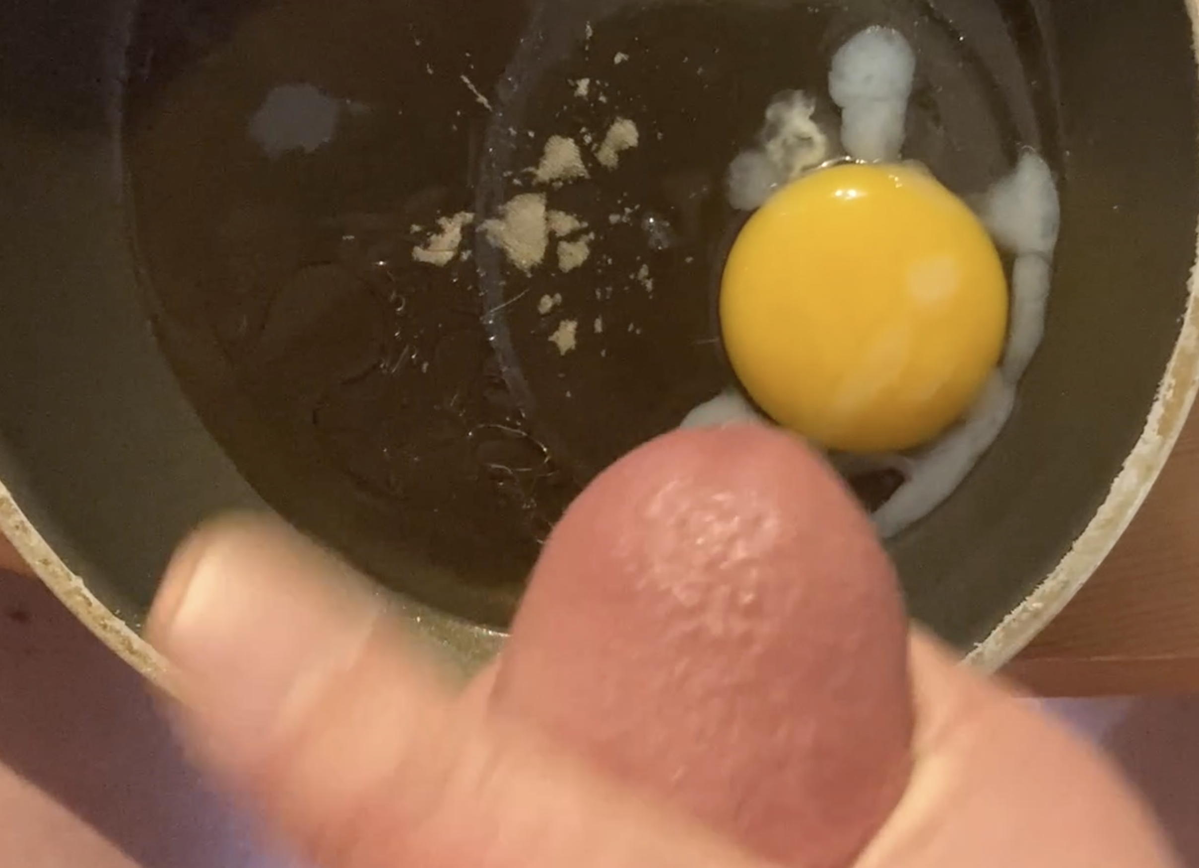 I cum on egg and fry it watching pee pussy