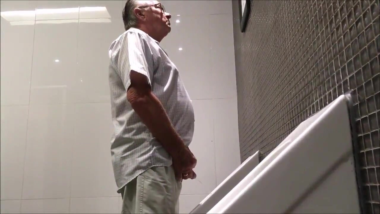 Spy Grandpa Piss 06 - ThisVid.com