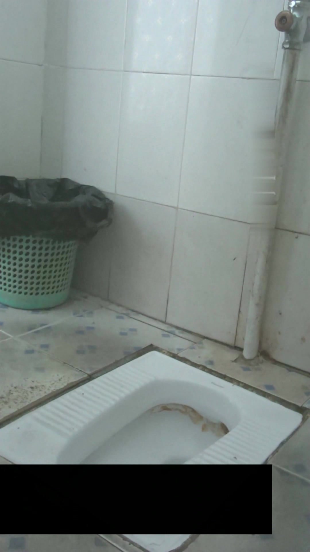 Chinese girl piss in toilet - video 11