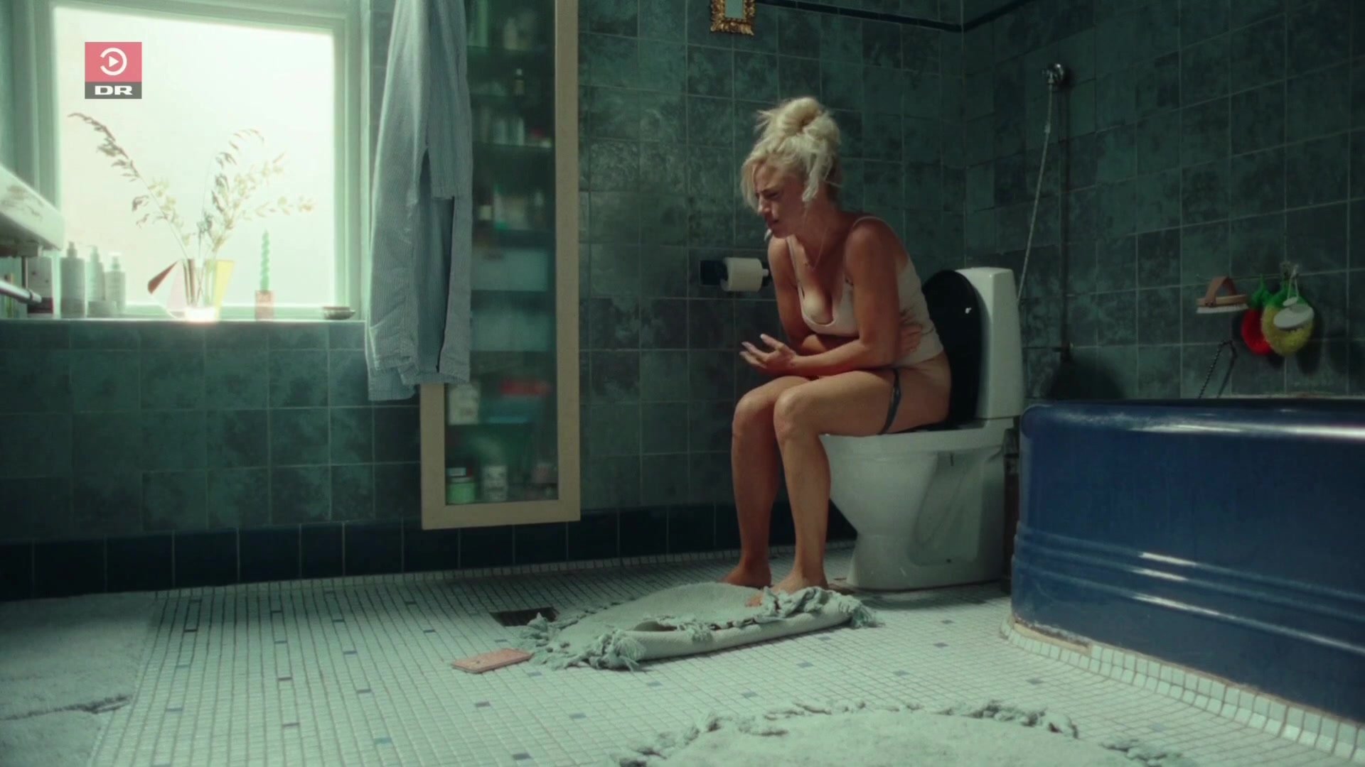 Hot girl toilet diarrhea farting scene - video 9 - ThisVid.com
