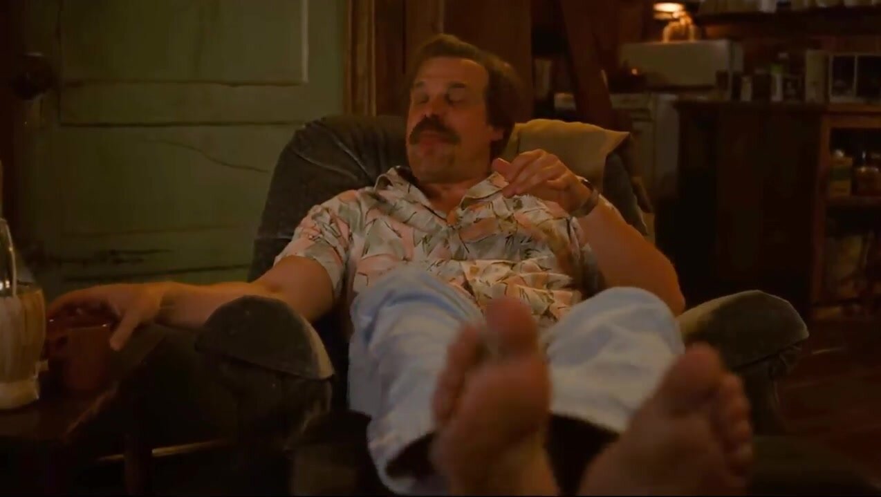 David Harbour feet - ThisVid.com en anglais